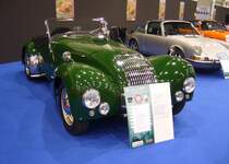 Allard K1 aus dem Jahr 1947. Der Londoner Rennfahrer Sydney Allard (*1910 +1966) baute kurz vor und nach WW2 Kleinserien von Sport- und Rennwagen mit geringem Gewicht und starken V8-Motoren, die in der Regel aus dem Regal von Ford/GB stammten. Der modifizierte V8-Motor dieses K1 hat einen Hubraum von 3920 cm³ und leistet 160 PS. Essen Motorshow am 06.12.2023.