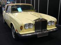 Rolls Royce Corniche II DHC, produziert im Werk Crewe in den Jahren von 1971 bis 1986. Als Corniche wurden ab 1971 die Coupe- und DHC Versionen (D rop H ead C oupe = Cabriolet) des Rolls Royce Silver Shadow bezeichnet. Der V8-Motor mit einem Hubraum von 6.681 cm³ leistet 173 PS und war grundsätzlich mit einem 3-Gang-Automatikgetriebe ausgerüstet. Der gezeigte Wagen wurde 1979 erstmalig zugelassen. Essen Motorshow am 06.12.2023.