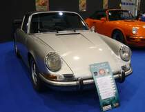 Porsche 911E Targa aus dem Jahr 1970. Ein solches Targa-Modell kostete ab Februar 1970 mindestens DM 29.200,00. Der im Heck verbaute, gebläsegekühlte, Sechszylinderboxermotor hat einen Hubraum von 2195 cm³ und leistet als Einspritzer (Foto) 155 PS, während die Vergaserversion lediglich 125 PS leistet. Essen Motorshow am 06.12.2023.