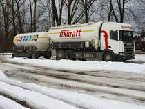 SCANIA R500 mit Siloaufbau sowie dazugehörigem Anhänger eines bekannten österr. Futtermittelhersteller in winterlicher Umgebung;  231210