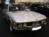 BMW E9 3.0 CSi, gebaut von 1971 bis 1975. Als 2800 CS wurde der E9 bereits im Jahr 1968 vorgestellt. Das Leichtbaucoupe 3.0 CSi war das Spitzenmodell der Baureihe. Der Sechszylinderreihenmotor leistet 200 PS aus einem Hubraum von 2.985 cm³. Der abgelichtete 3.0 CSi ist im Farbton polarissilber lackiert. Der gezeigte 3.0CSi wurde im Jahr 1973 produziert. Essen Motorshow am 06.12.2023.