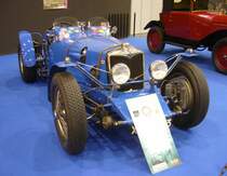 Riley TT Sprite aus dem Jahr 1937. Die Marke aus dem englischen Coventry produzierte dieses Sportwagenmodell nur in den Jahren 1936 und 1937. Serienmäßig war ein Vierzylinderreihenmotor mit einem Hubraum von 1496 cm³ und einer Leistung von 61 PS verbaut. Der gezeigte Wagen ist allerdings für den historischen Rennsport vorbereitet und hat einen 2.5 Liter Motor mit einer Leistung von 120 PS. Essen Motorshow am 06.12.2023.