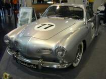 VW Typ 14 Karmann-Ghia Coupe, produziert in den Jahren von 1955 bis 1973 auf dem Chassis des Typ 1 (Käfer). Hier wurde ein Typ 14 abgelichtet, der zwischen August 1969 und August 1971 produziert wurde. Er hat schon die rechteckigen, vorderen Blinkleuchten und die großen, hinteren Rückleuchten, trägt aber noch die  alten Stoßfänger . Der im Heck verbaute, luftgekühlte, Vierzylinderboxermotor hat einen Hubraum von 1493 cm³ und leistet 44 PS. Die Höchstgeschwindigkeit wurde mit 136 km/h angegeben. Essen Motorshow am 06.12.2023.