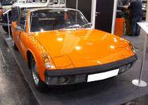 VW-Porsche 914.4 1.7, gebaut von 1969 bis 1975. Der im Volksmund schnell  Volksporsche  genannte Sportwagen wurde bereits 1969 vorgestellt. Der Mittelmotor  Targa  war während seiner siebenjährigen Produktionszeit mit etlichen Motorisierungen lieferbar. Hier wurde eine 914.4 mit der damals schwächsten Motorisierung aus dem Jahr 1972 abgelichtet. Der Vierzylinderboxermotor leistet 80 PS aus einem Hubraum von 1679 cm³. Die Höchstgeschwindigkeit wurde mit 186 km/h angegeben. Essen Motorshow am 06.12.2023.
