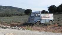 Der legendäre Wellblech-Transporter Typ H von Citroën im Lavendelmuseum in Saint-Remèze , Ardeche, Frankreich am 15.10.23.