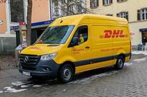 =MB Sprinter von DHL auf Zustellertour in Ulm, 12-2023