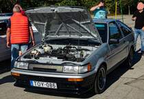 Toyota Corolla AE86 mit geöffneter Motorhaube, gesehen in Oktober, 2023.