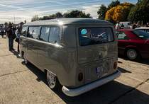 Rückansicht: getunter VW Transporter T2, gesehen in Oktober, 2023.