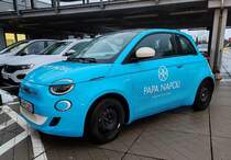 =Fiat von PAPA NAPOLI steht auf dem Parkdeck vom Lindau-Park, 12-2023