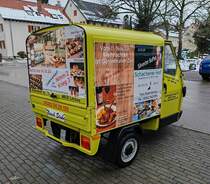 =Piaggio Ape des Gasthauses SCHACHENER HOF steht im Dezember 2023 in Lindau am Bodensee