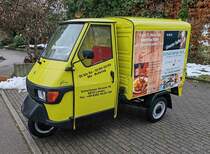 =Piaggio Ape des Gasthauses SCHACHENER HOF steht im Dezember 2023 in Lindau am Bodensee