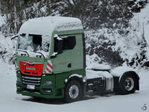 Aus dem Zugfenster fotografiert - eine MAN-Sattelzugmaschine wartet auf den nächsten Einsatz. (Durach, November 2023)