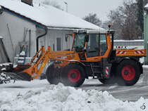 Schnell auf den Auslöser gedrückt und dann war dieser Systemschlepper/Geräteträger Fendt Xylon auch schon wieder verschwunden. (Durach, November 2023)