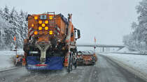 Die Autobahn A7 wurde Anfang Dezember 2023 bei Illersen mit diesem Winterdienstfahrzeug freigeräumt.