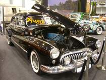 Buick Series 70 Roadmaster fourdoor Sedan aus dem Jahr 1948. In diesem Modelljahr war die Baureihe Series 70  Roadmaster  das Toppmodell im Verkaufsprospekt der GM-Division Buick. Darunter rangierte als mittlere Baureihe der Series 50  Super  und als Basismodell der Series 40  Special . Von diesem Series 70 Modell verkaufte Buick in diesem Modelljahr genau 47.569 Fahrzeuge. Der gezeigte Fourdoor Sedan war ab einem Kaufpreis von US$ 3433,00 zu haben. Angetrieben wird dieser, im Farbton carlsbad black lackierte Wagen, von einem so genannten straight eight Achtzylinderreihenmotor, der aus einem Hubraum von 5247 cm³ und einer Leistung von 146 PS. Essen Motorshow am 06.12.2023.
