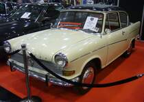 Borgward Arabella de Luxe in der Farbkombination arkonaweiß/diamantschwarz, gebaut in den Jahren von 1959 bis 1963. Die  Arabella  kam als Lloyd LP 900 auf den Markt und war optisch und technisch gut gelungen. Aber, wie so oft im Borgward Konzern, zu überstürzt und daher nicht besonders ausgereift auf den Markt gekommen. Das war dem Ruf des Modells nicht besonders zuträglich. Es gab die Modelle Arabella und ab 1960 zusätzlich die Arabella de Luxe. Im November 1960 schlug eine Arabella mit ein Kaufpreis von DM 5230,00 zu Buche und das de Luxe Modell mit DM 5730,00. Der Vierzylinderboxermotor aus Leichtmetall hat einen Hubraum von 897 cm³. Während er in der Arabella 38 PS leistet, kommt die Arabella de Luxe durch eine andere Vergaserbestückung auf eine Leistung von 45 PS. Die Limousine wurde kurz vor dem wirtschaftlichen Zusammenbruch des Unternehmens in Borgward Arabella umgetauft. Essen Motorshow am 06.12.2023.