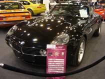 BMW Z8, gebaut von 2000 bis 2003. Vom Z8 (Modellreihe E52), dessen Optik an den legendären BMW 507 aus den 1950´er Jahren angelehnt ist, wurden genau 5.703 Exemplare produziert. Der V8-Motor hat einen Hubraum von 4.941 cm³ und eine Leistung von 400 PS. Damit erreicht dieser Roadster eine Höchstgeschwindigkeit von 250 km/h. Der gezeigte Z8 im Farbton schwarz stammt aus dem ersten Modelljahr 2000. Essen Motorshow am 06.12.2023.