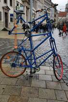 =Spaßrad?, Hochrad? oder was? Es steht angekettet im Dezember 2023 in Augsburg