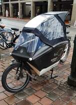 =Urban Arrow-Lastenrad, gesehen in Augsburg im Dezember 2023