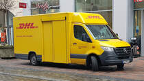 =MB Sprinter von DHL auf Zustellertour in Augsburg, 12-2023