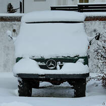 Fast nur noch der Stern zu sehen - ein eingeschneiter Unimog 411.117 in Pfronten. (November 2023)