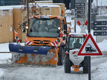 Gruß an den Kollegen - ein Unimog U318 der Gemeinde Pfronten und ein Schmalspurtraktor waren Ende November 2023 im Winterdiensteinsatz.