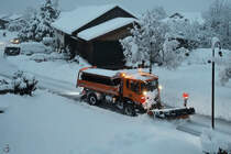 Viel zu tun gab es Anfang Dezember 2023 für den Winterdienst in Pfronten. Hier versucht ein Scania-Winterdienstfahrzeug die Straßen freizumachen.