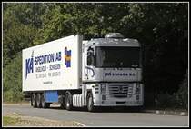 RENAULT MAGNUM 480PS von KA ESPANA S.L ist mit einem K�hlauflieger der KA SPEDITION AB aus �ngelholm - Shweden. KA Spedition ist ein Familienunternehmen und setzt ca. 25 Fahrzeuge von Scania (Scania Topline) und Volvo (Volvo FH) ein. Das Unternehmen ist im K�hlverkehr in Westeuropa t�tig und besitzt eine Tochtergeselschaft  KA Spedition SL . Dort werden Lkws von Renault eingesetzt.
