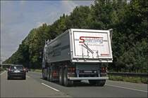 Auf der Fahrt nach Recklinghausen konnte ich den Sattelzug-Fuhrpark von ABBRUCH Sperling auf der A43 ablichten. Leider nicht von einem Parkplatz aus ;-(
ABBRUCH Sperling ist europaweit t�tig und besitzt 3 Sattelz�ge mit den st�rksten Zugmaschinen Europas. Im Bild ein VOLVO FH16 660PS...
