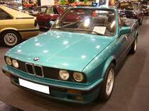 BMW E30 318i Cabriolet Sondermodell aus dem Jahr 1991. Hier sehen wir eines von 255 gebauten Sondermodellen des E30 Cabriolets 318i im Farbton neongrünmetallic. Der Vierzylinderreihenmotor hat einen Hubraum von 1796 cm³ und leistet 113 PS. Die Höchstgeschwindigkeit wurde mit 187 km/h und der Verbrauch mit durchschnittlich 8,6 Litern auf 100 Kilometer angegeben. Essen Motorshow am 06.12.2023.