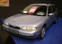 Ford Mondeo 2.5 Turnier aus dem Jahr 1996. Das Mittelklassemodell Mondeo wurde im Jahr 1993 vorgestellt. Es war als viertürige Limousine mit Stufen- und Fließheck, sowie als fünftüriges Kombimodell namens  Turnier  lieferbar. Hier konnte ich das Toppmodell des  Turnier  ablichten. Der Wagen in der luxuriösen Ghia-Ausstattung ist mit dem stärksten, damals lieferbaren, Motor ausgerüstet. Es handelt sich um einen V6-Motor mit einem Hubraum von 2544 cm³ und einer Leistung von 170 PS. Essen Motorshow am 06.12.2023.