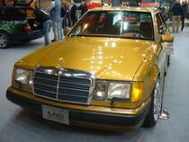 Mercedes Benz W124 400E aus dem Jahr 1992 in USA-Ausführung. Die Modellreihe W124 wurde im Jahr 1984 der Öffentlichkeit präsentiert und war mit zwei MoPf`s (Mo dell Pf legen) und etlichen Motorisierungsvarianten bis 1993 im Verkaufsprogramm von Mercedes Benz. Im Jahr 1990 kam das bei Porsche gefertigte  Sportmodell  W124 500E mit V8-Motor auf den Markt. Ein Jahr später wurde die V8-Motorenpalette im W124 umd den 400E erweitert. Der 400E war ursprünglich für den US- und japanischen Markt, als Konkurrenz für die Luxusmarken Lexus, Acura und Infinity der japanischen Hersteller gedacht. Im September 1992 kam das Modell dann auch auf den europäischen Markt. Bei seiner Markteinführung stand ein solcher 400E mit mindestens DM 92.340,00 in den Preislisten. Der V8-Motor, der auch in der S-Klasse W140 verbaut wurde, hat einen Hubraum von 4196 cm³ und leistet 279 PS. Bei einer Geschwindigkeit von 250 km/h wurde  abgeriegelt . Essen Motorshow am 06.12.2023.