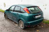 Rückansicht: Ford Focus Mk1  Pacific Green . Die Aufnahme stammt von Dezember, 2022.