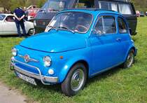 =Fiat 500, gesehen auf dem Ausstellungsgelände der Oldtimerveranstaltung in Frankenberg/Eder im Mai 2023