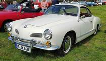 =Karmann Ghia steht auf dem Ausstellungsgelände bei der Oldtimerveranstaltung in Frankenberg/Eder im Mai 2023