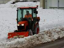 KUBOTA mit Räumschild, kämpft sich durch die Schneemassen um einen Geh-,Radweg freizuhalten; 231204