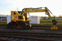 CAT M323F Zweiwegebagger am 16.12.23 in Hanau Hafen von einen Gehweg aus fotografiert

