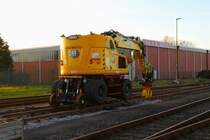 CAT M323F Zweiwegebagger am 16.12.23 in Hanau Hafen von einen Gehweg aus fotografiert
