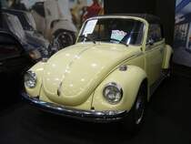 VW Typ 15  Käfer-Cabriolet  1300L. Hier handelt es sich um einen Typ 15, der im Januar 1973 erstmalig in Italien zugelassen wurde. Optisch kann man das ganz gut an den weißen, vorderen, Blinkergläsern erkennen. Der Wagen dürfte im Farbton L13H  saharabeige  lackiert sein. Der im Heck verbaute, gebläsegekühlte, Vierzylinderboxermotor hat einen Hubraum von 1285 cm³ und leistet 44 PS. Essen Motorshow am 06.12.2023.