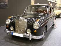 Mercedes Benz W105 219 aus dem Jahr 1958. Das Modell 219 wurde zeitgleich mit dem Mercedes Benz 220S ab dem Jahr 1956 angeboten. Er war quasi ein  Sparmodell  der so genannten Ponton-Baureihe. Durch den prestigeträchtigen Sechszylinderreihenmotor hatte er den gleichen Vorderwagen wie der noblere 220S war aber ab der A-Säule mit dem etwas kürzeren W120 190 identisch. Während der gesamten Produktionszeit, die im Jahre 1959 endete, kostete ein solches Modell durchgängig DM 10.500,00. Unter der Haube verrichtet der Sechszylindermotor mit einem Hubraum von 2195 cm³ seinen Dienst. Dieser leistet anfänglich 85 PS. Ab September 1957 erhöhte sich die Motorleistung auf 90 PS. Die Höchstgeschwindigkeit wurde bei beiden Motorstärken mit 148 km/h angegeben. Essen Motorshow am 06.12.2023.