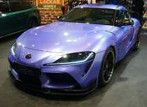 Toyota GR Supra Legend 3.0. Die fünfte Generation (A90) des Toyota-Sportwagens Supra wurde im Jahr 2019 auf der Detroit Motorshow vorgestellt. Aufgebaut ist der zweisitzige Sportwagen auf dem Chassis des BMW E89 Z4. Angetrieben wird der rund € 73.000,00 teure Sportwagen von einem Sechszylinderreihenmotor mit einem Hubraum von 2998 cm³ und einer Leistung von 340 PS. Bei einer Geschwindigkeit von 250 km/h riegelt der Wagen ab. In der Farbe auf dem Foto ist der Wagen serienmäßig nicht lieferbar. Es handelt sich um eine Folierung. Essen Motorshow am 06.12.2023.