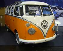 VW T1 Achtsitzer Sondermodell aus dem Jahr 1964. Ab dem Modelljahr 1963 wurde dieses Modell, das im Volksmund auch  Samba  genannt wurde, angeboten. Mit der Einführung des VW T2a im Jahr 1967 viel das Sondermodell weg. Die Sonderausstattung bestand aus der Dachrandverglasung auch Oberlichter genannt, den verchromten Alu-Zierleisten, dem großen Faltschiebedach und einer Zeituhr im Inneren des Fahrzeuges. Der im Heck verbaute, gebläsegekühlte, Vierzylinderboxermotor hat einen Hubraum von 1.493 cm³ und leistet leistet 42 PS. Essen Motorshow am 06.12.2023.