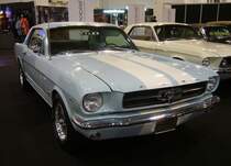 Ford Mustang 1 Hardtop Coupe. Hier wurde ein 1965´er Mustang in der Karosserievariante Hardtop Coupe und im Farbton medium blue abgelichtet. Der V8-Motor dieses  Ponys  hat einen Hubraum von 289 cui (4736 cm³) und leistet 203 PS. Die Höchstgeschwindigkeit lag, je nach gewähltem Getriebe, zwischen 175 km/h und 185 km/h. Essen Motorshow am 06.12.2023.