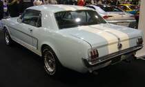 Heckansicht eines Ford Mustang 1 Hardtop Coupe im Farbton medium blue aus dem Jahr 1965. Essen Motorshow am 06.12.2023.