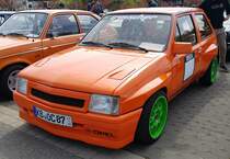 =Opel Corsa A, gesehen auf dem Ausstellungsgelände der Oldtimerveranstaltung in Frankenberg/Eder im Mai 2023