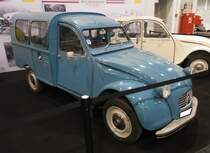 Citroen AK400 aus dem Jahr 1968. Die AK und AU bzw. AZU Modelle waren die Lieferwagenversionen der bereits 1949 vorgestellten  Ente . Während die AU/AZU-Modelle 250 Kilogramm zuladen durften, konnten die AK-Modelle 400 Kilogramm zuladen. Unter der geschwungenen Motorhaube verrichtet ein gebläsegekühlter Zweizylinderboxermotor mit einem Hubraum von 602 cm³ seinen Dienst. Dieser Motor gibt 29 PS an die angetriebenen Vorderräder weiter. Essen Motorshow am 06.12.2023.