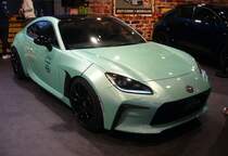 Toyota GR86, gebaut von 2021 bis 2023. GR86 nennt sich die zweite Baureihe des bereits im Jahr 2012 vorgestellten Toyota GT86. Es soll in Deutschland Schon der GT86 war ein Modell, dass in Kooperation von den beiden japanischen Herstellern Toyota und Subaru entwickelt wurde. Als Subaru heißt dieses Modell BRZ. Angetrieben wird das Sportcoupe von einem Vierzylinderboxermotor aus dem Regal von Subaru. Dieser Motor hat einen Hubraum von 2387 cm³ und bringt mittels eines Sechsganggetriebes eine Leistung von 234 PS an die Hinterachse. Die Höchstgeschwindigkeit gibt Toyota mit 226 km/h an. Essen Motorshow am 06.12.2023.