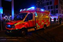 DRK Rettungsdienst Main Taunus Kreis VW Crafter RTW am 23.12.23 bei der Christmas Fire Truck Show in Kelkheim 