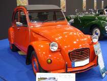 Citroen 2 CV 6  Club  aus dem Jahr 1984. Es handelt sich hier um eine der letzten Version des unter dem Namen  Ente  bekannten Kultautos. Vorgestellt wurde die 2CV auf dem Pariser Autosalon des Jahres 1948. Die Produktion lief allerdings später an. Erst 1988 wurde die Produktion in Frankreich eingestellt. Im portugiesischen Citroen-Werk Mangualde sogar erst im Jahr 1990. Der gebläsegekühlte Zweizylinderboxermotor hat einen Hubraum von 602 cm³ und leistet 29 PS. Die Höchstgeschwindigkeit gab man mit 105 km/h an. Essen Motorshow am 06.12.2023.