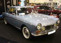 Profilansicht eines Peugeot 404 SI Coupe aus dem Jahr 1968. Der aufmerksame Besucher des Pariser Auto Salon des Jahres 1960 mag sie sofort erkannt haben. Pininfarina´s Drillinge in der sogenannten Trapezform, der Fiat 1800, der Austin Cambridge und der neue Peugeot 404 wurden vorgestellt. Ein Jahr später folgte das 404 Cabriolet und 1963 das bildhübsche Peugeot 404 Coupe. Erstmals war das Auto, auf Wunsch, mit einer mechanischen Kugelfischer-Einspritzung lieferbar. Der gezeigte Wagen wurde erstmals im Dezember 1968 zugelassen. Der Vierzylinderreihenmotor hat einen Hubraum von 1618 cm³ und leistet stattliche 88 PS. Essen Motorshow am 06.12.2023.
